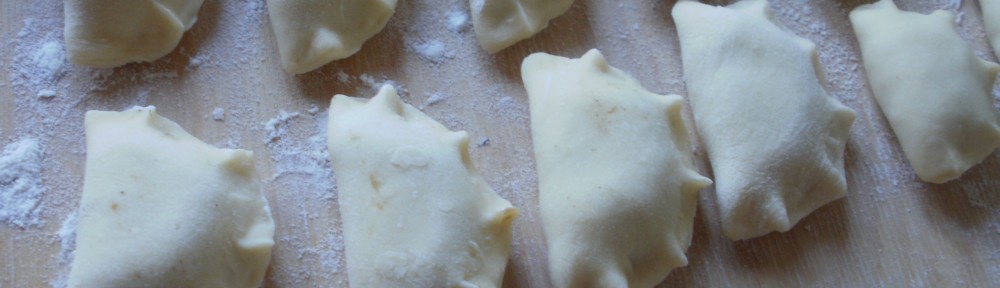 pierogi z kapustą kiszoną i grzybami