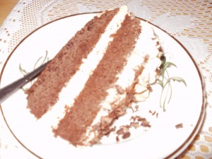 tort czekoladowy z bitą śmietaną