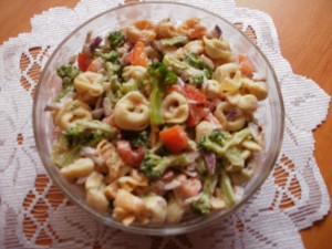 sałatka tortellini brokuł