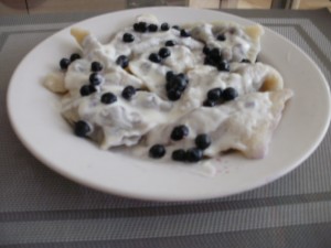 pierogi z czarnymi jagodami