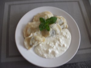 pierogi z ziemniakami, miętą i kwaśną śmietaną