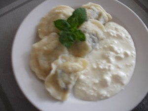 pierogi z ziemniakami, miętą i kwaśną śmietaną