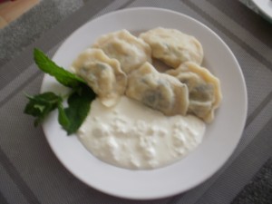 pierogi z ziemniakami, miętą i kwaśną śmietaną