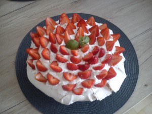 tort Pavlova z truskawkami