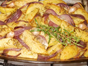 ziemniaki pieczone z czerwoną cebulą i czosnkiem