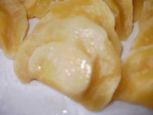 pierogi z ziemniakami i serkiem topionym