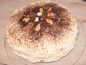 tort bezowy daktylowo-orzechowy