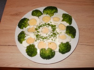 jajka w sosie czosnkowym z brokułami