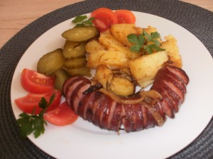 kiełbasa z ziemniakami pieczona