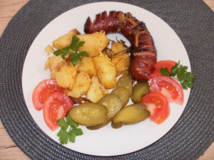 kiełbasa z ziemniakami pieczona