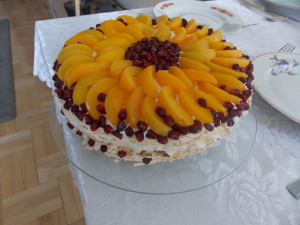 tort bezowy z brzoskwiniami