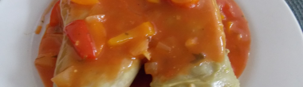 gołąbki z kaszy jęcz drobiu w sosie papryk-cebul
