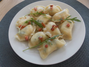 pierogi z ziemniakami, serem i rukolą