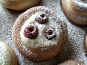 Drożdżowe koszyczki z serem i malinami