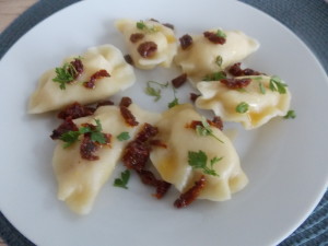 pierogi z kaszą jaglaną, serem i ziemniakami