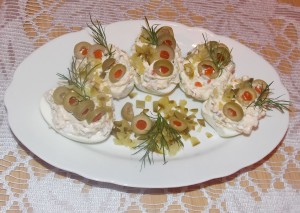 jajka faszerowane ogórkiem oliwkami (2a)