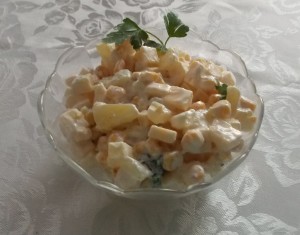 salatka ananasowa z kukurydza z czosnkowa nuta1