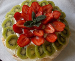 wioseno-letnia pavlova z kiwi i truskawkami (2a)