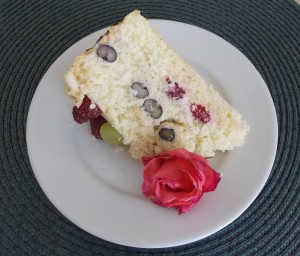 tort biały z owocami3
