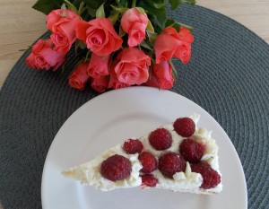 tort z masą jogurtową i malinami (2a)