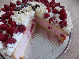 tort z masą jogurtową i malinami