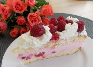 tort z masą jogurtową i malinami (3a)